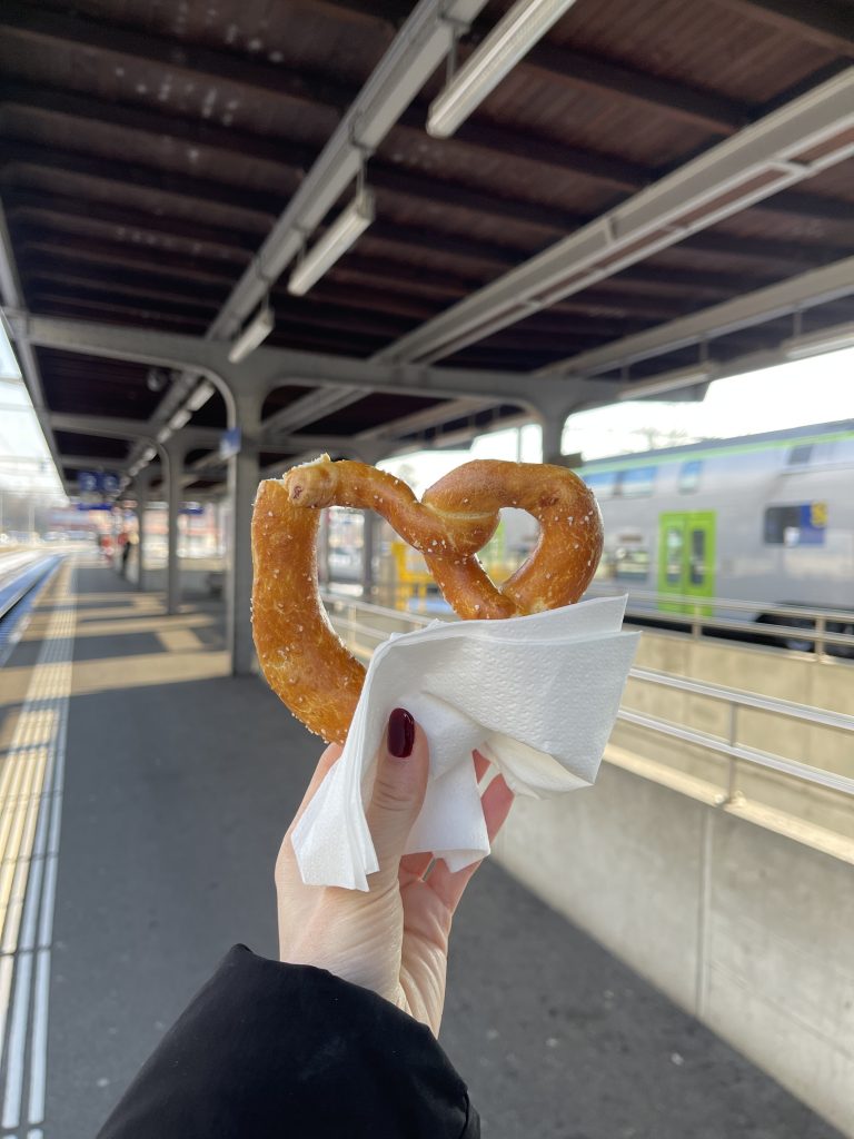 Bretzel tipico svizzero gustato a Thun