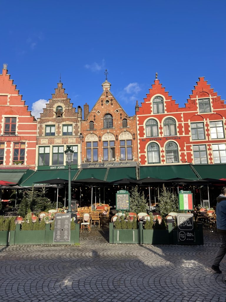 Canali e case tipiche del centro storico di Bruges