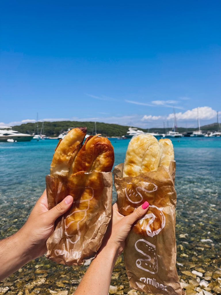 Burek con formaggio, street food tipico croato