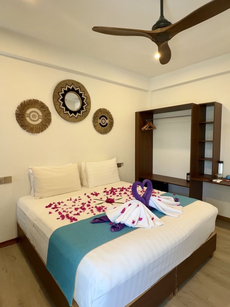 Camera della guesthouse con letto matrimoniale e arredo essenziale