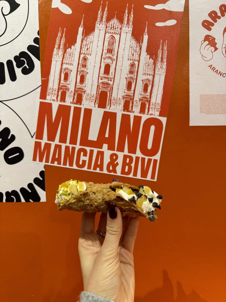 Cannolo siciliano di Bottoni servito da AranGino