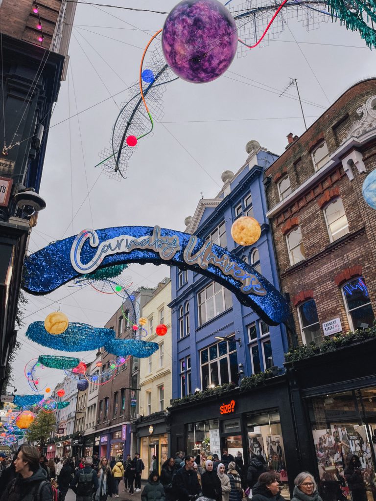 Luminarie colorate di Carnaby Street nel quartiere di Soho