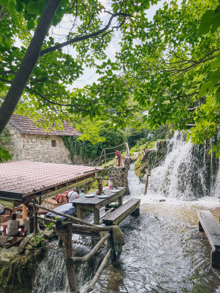 Ristorante Seosko Domacinstvo Kristijan dentro le cascate
