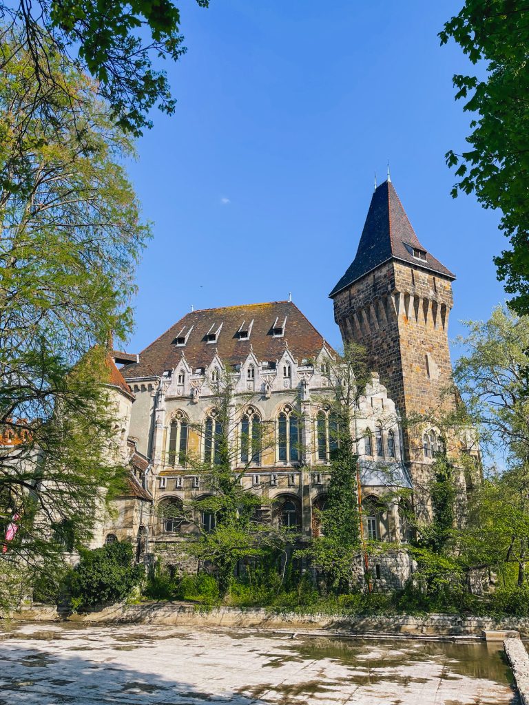 Castello Vajdahunyad nel parco Városliget di Budapest