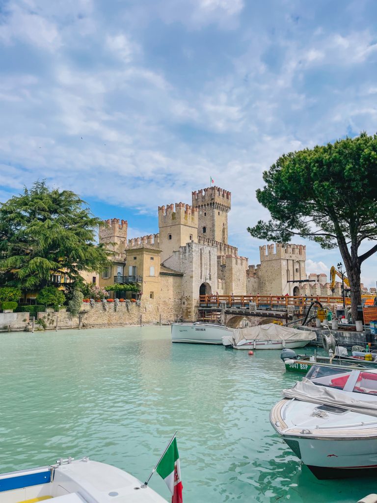 Castello Scaligero di Sirmione all'ingresso del borgo