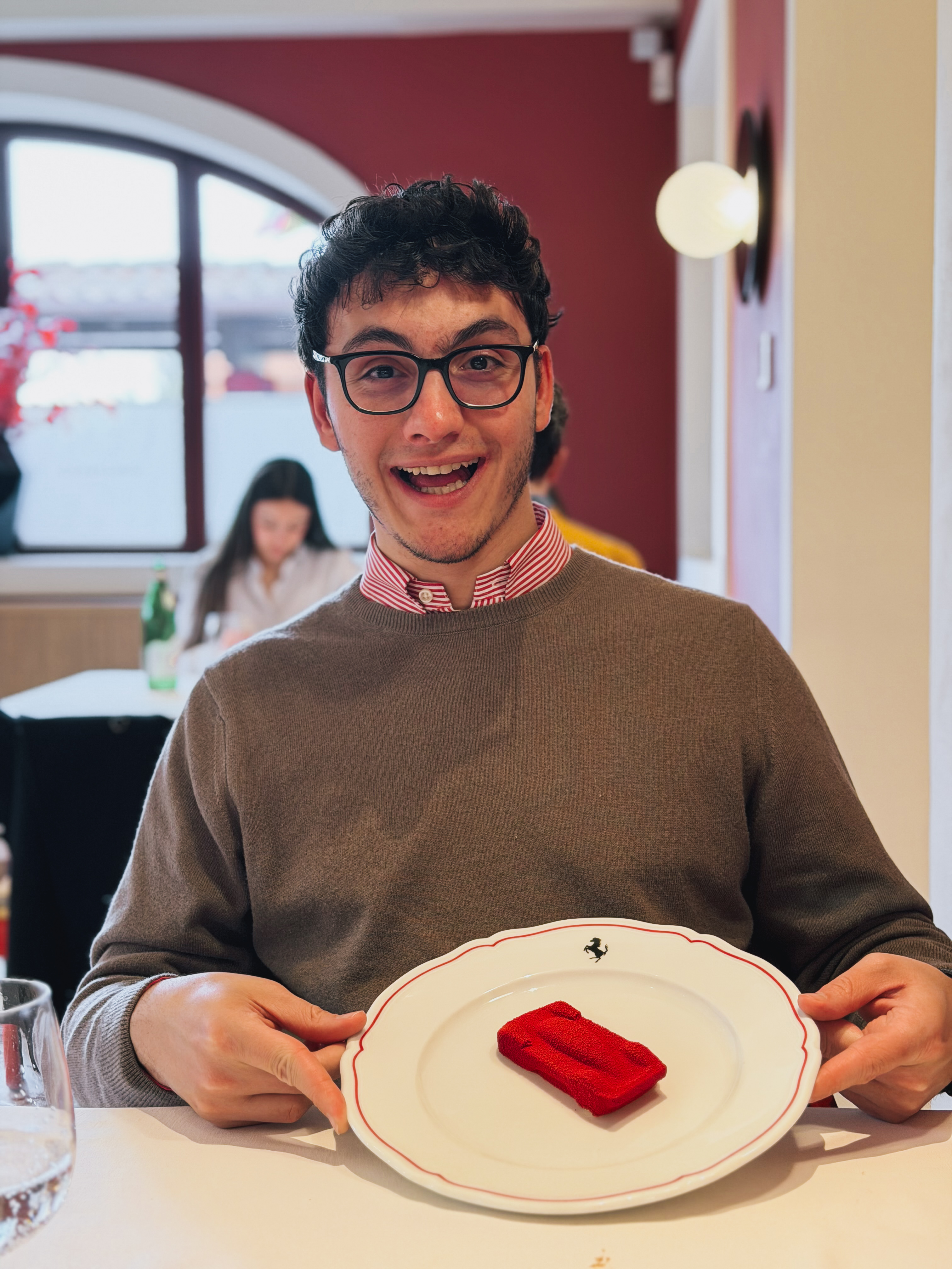 Gianmaria con lo Speedform, il dolce iconico del Ristorante Cavallino