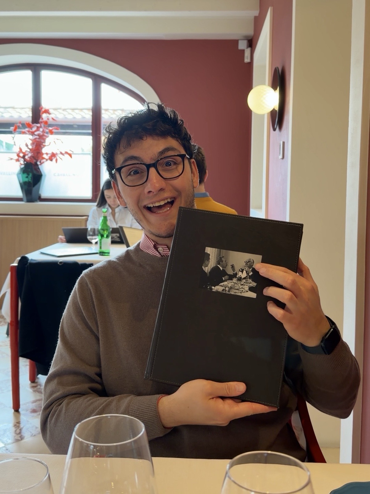 Gianmaria con il menù in mano al Ristorante Cavallino di Maranello