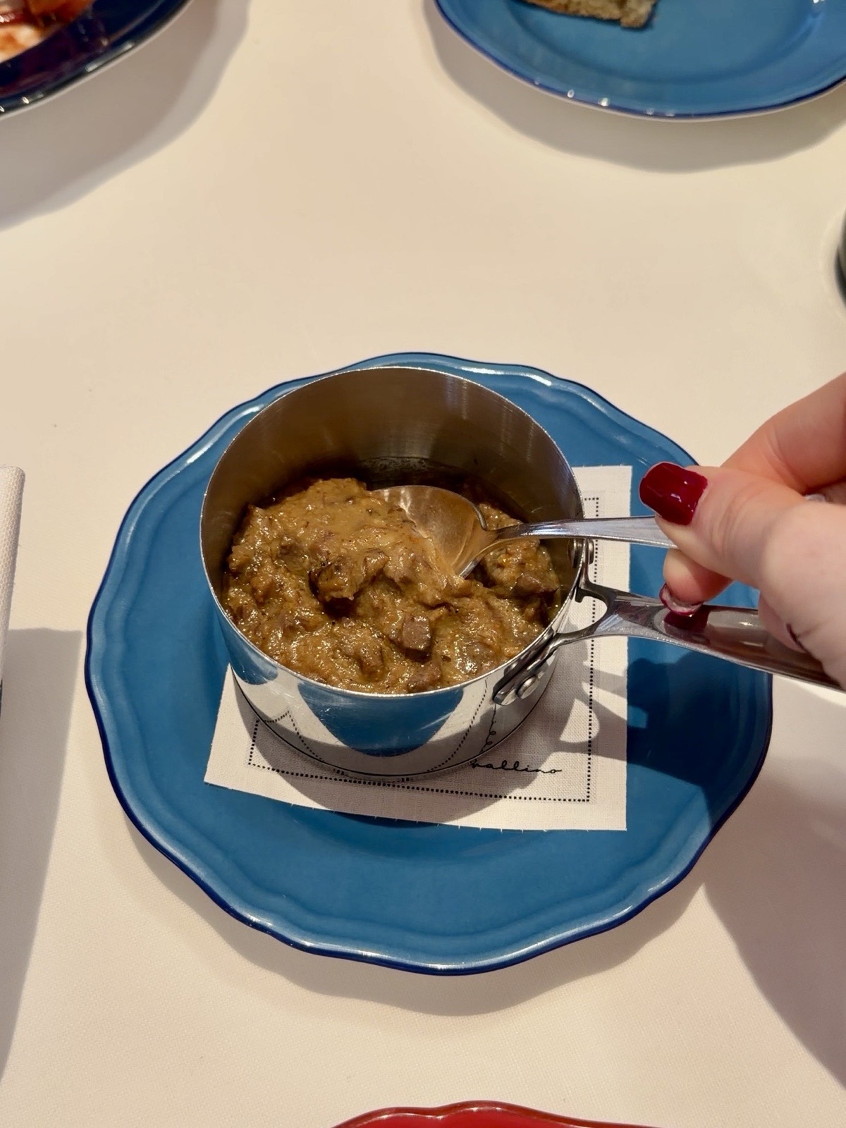 Pentolino di ragù servito al tavolo al Ristorante Cavallino di Maranello