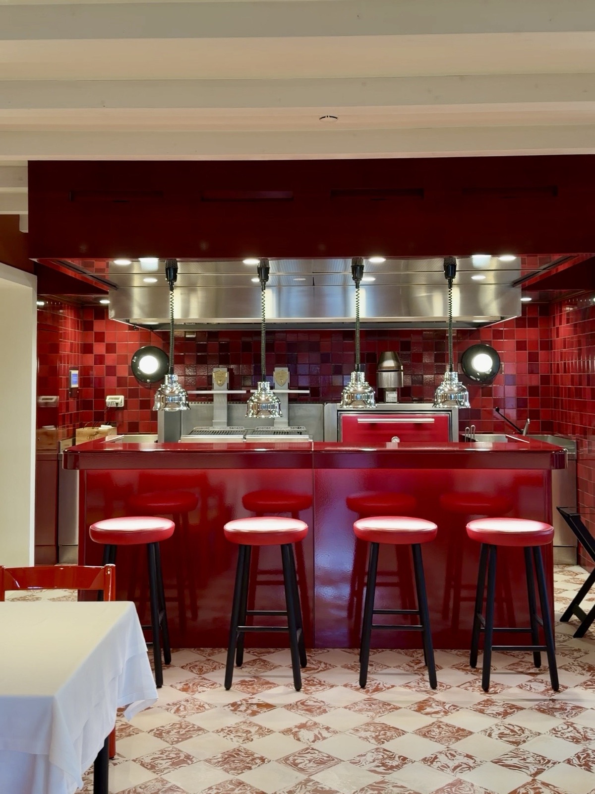 Dettaglio del bancone nella sala interna del Ristorante Cavallino