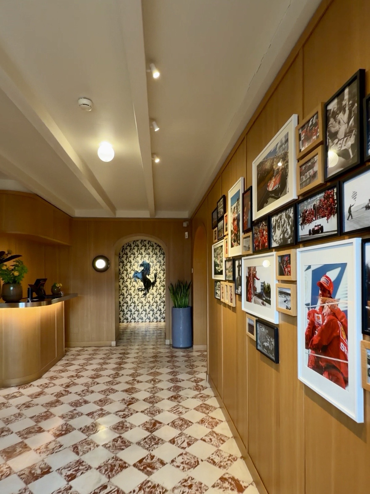 Sala del Cavallino con logo Ferrari e quadri storici della Scuderia