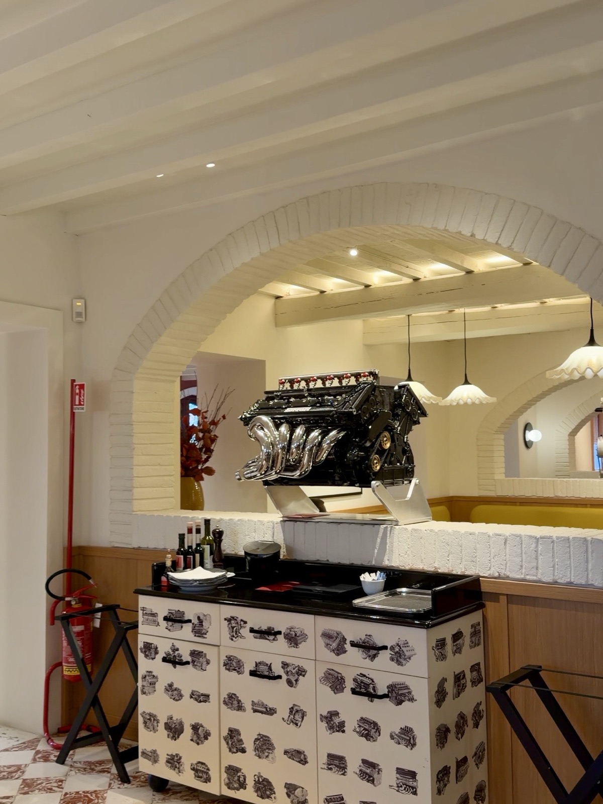Motore Ferrari autentico esposto nella sala del Ristorante Cavallino a Maranello