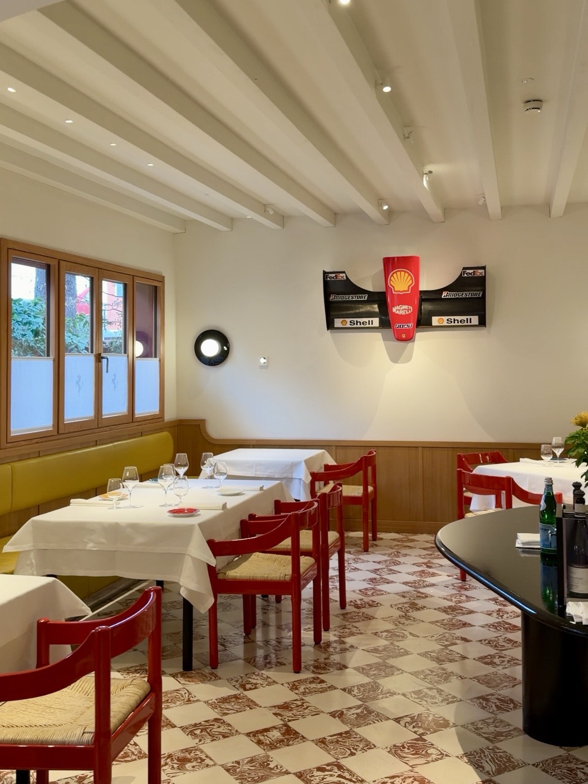Sala principale del Ristorante Cavallino a Maranello con tavoli apparecchiati