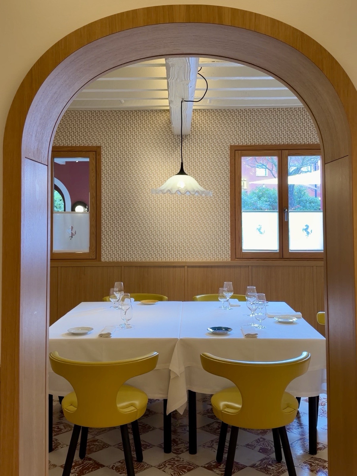 Tavolo apparecchiato nella saletta riservata del Ristorante Cavallino a Maranello