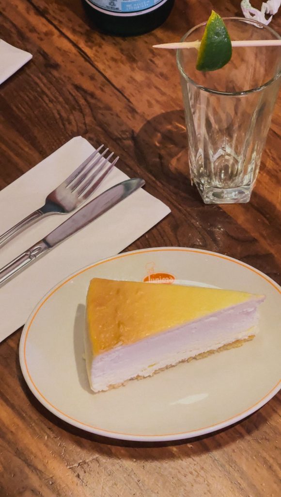 Fetta alta di cheesecake classica da Junior's