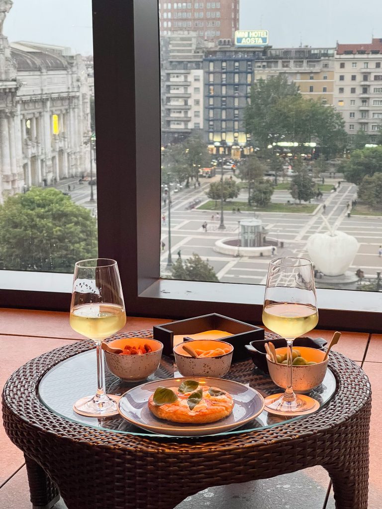 Pizza Nuvola con pomodoro giallo servita alla Terrazza Gallia