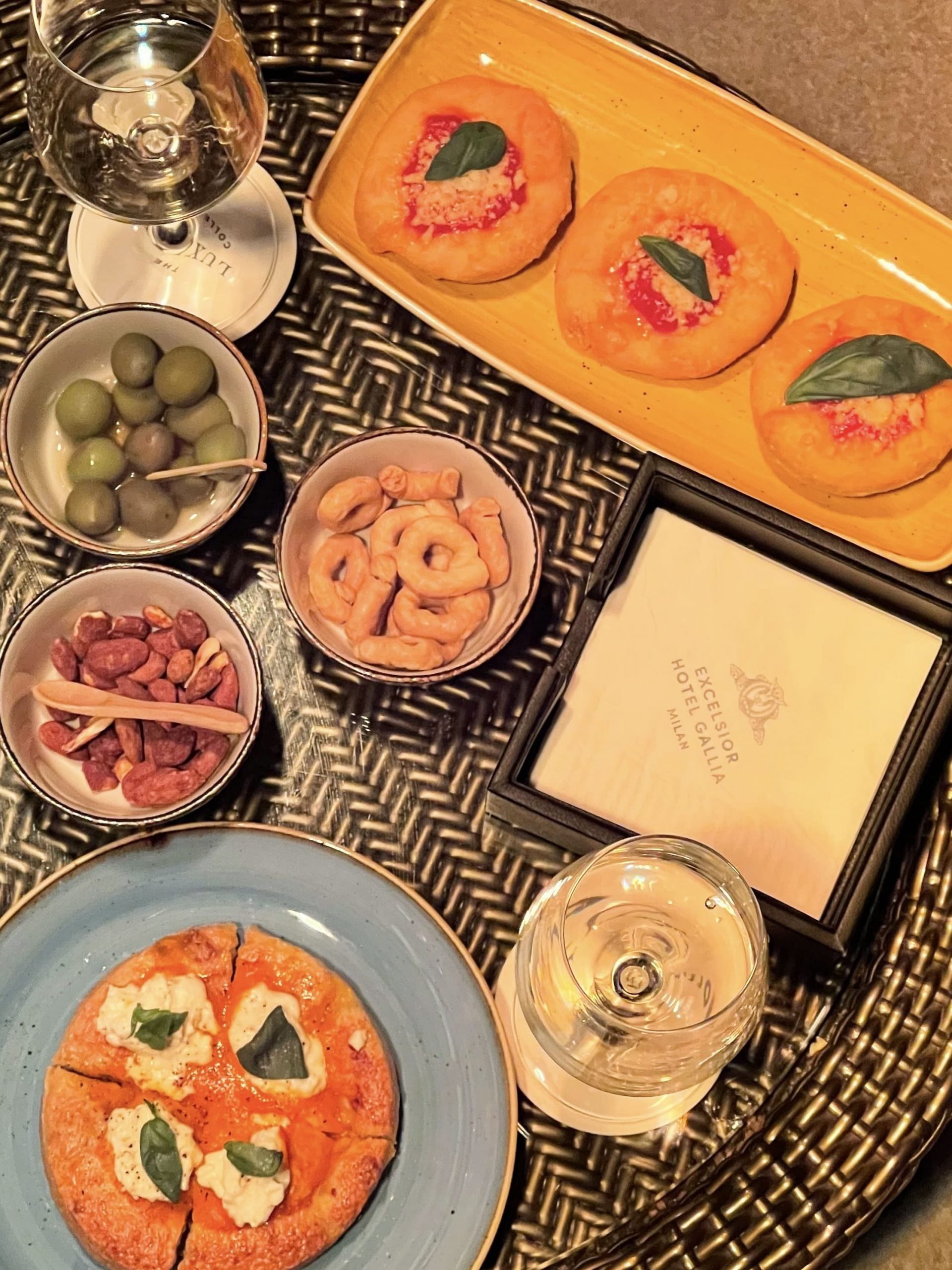Finger food e montanarine per l'aperitivo alla Terrazza Gallia