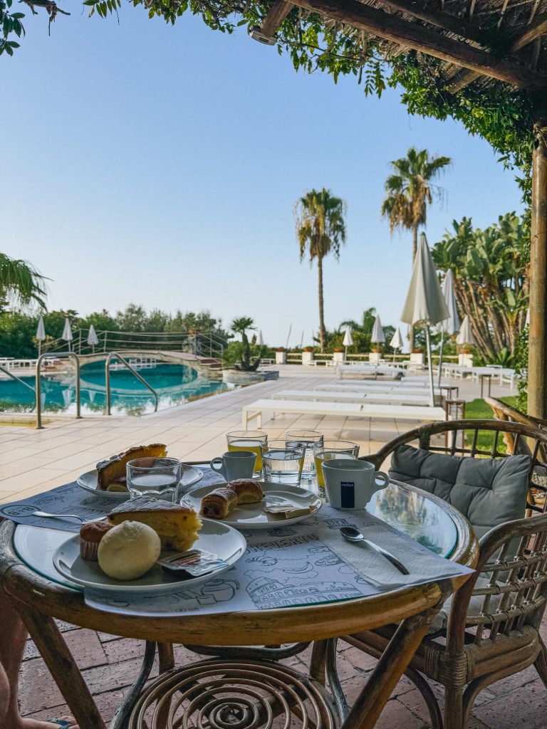 Colazione con vista piscina al B&B Hotel San Nicola