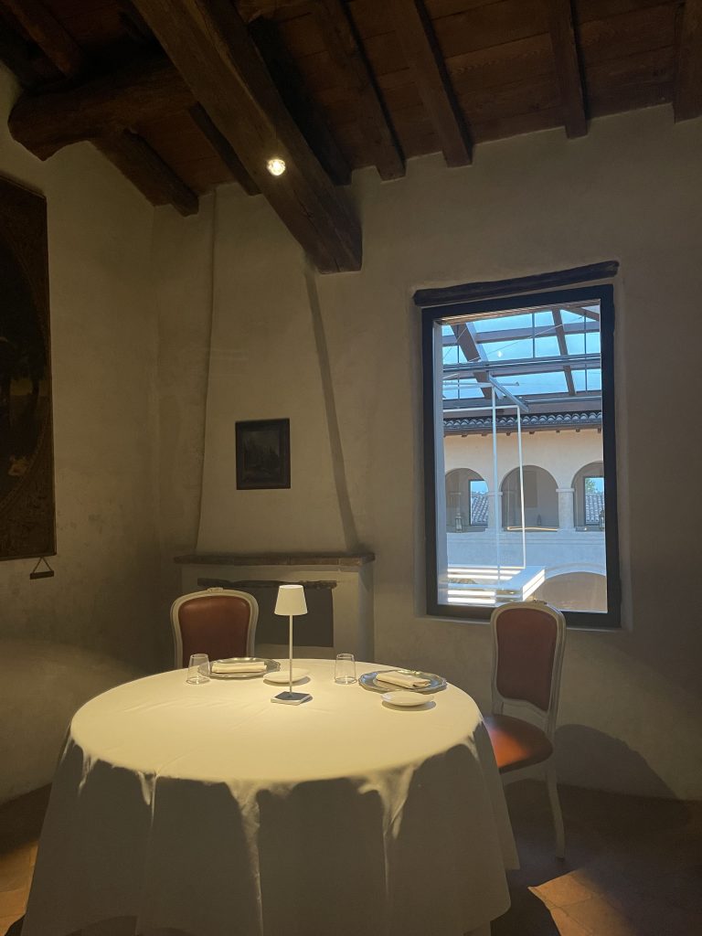 Chiostro elegante con archi e luci soffuse del Convento dei Neveri