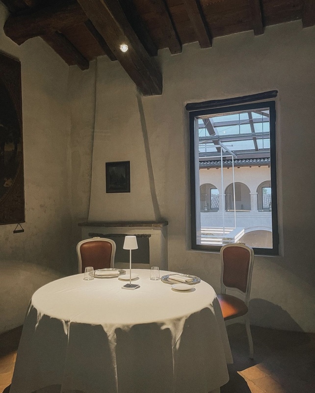 Tavolo apparecchiato nelle celle del Convento dei Neveri