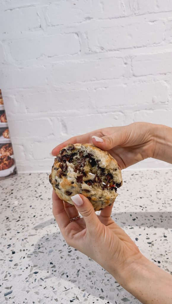 Cookie gigante di Levain Bakery con gocce di cioccolato