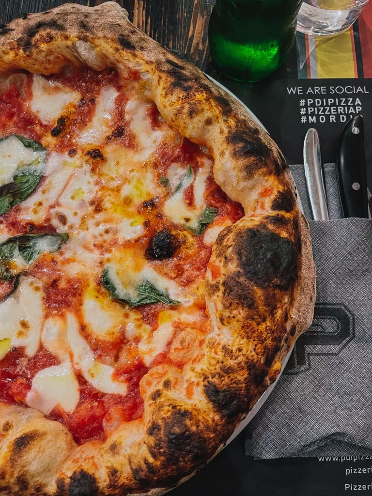 Pizza napoletana dal cornicione alto di Pizzeria P