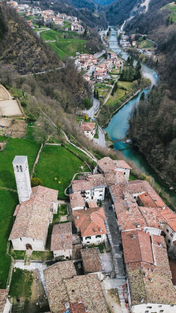 Vista dall'alto del borgo di Cornello dei Tasso