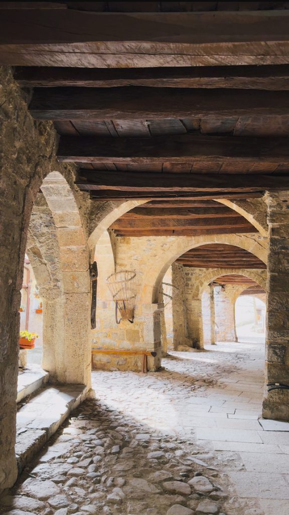 Porticati e scorci della Via Mercatorum a Cornello dei Tasso
