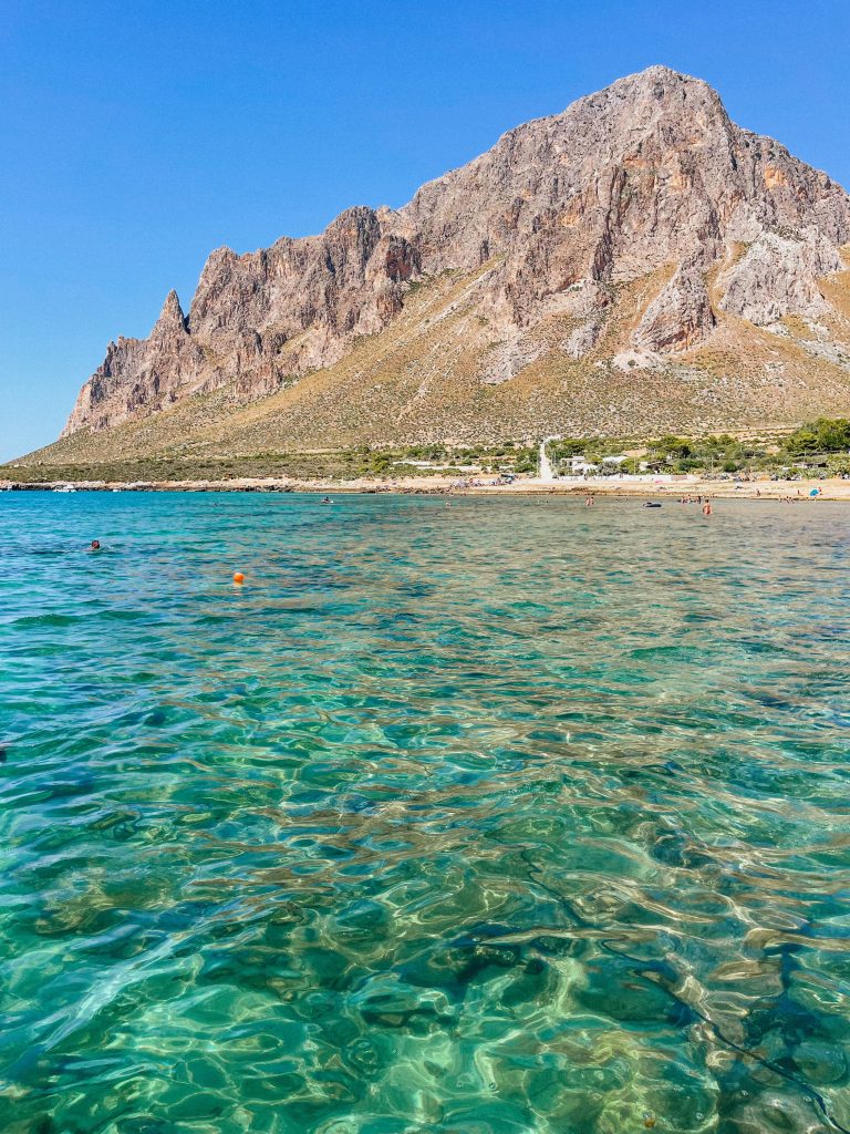 Baia di Cornino con vista sul Monte Cofano in Sicilia