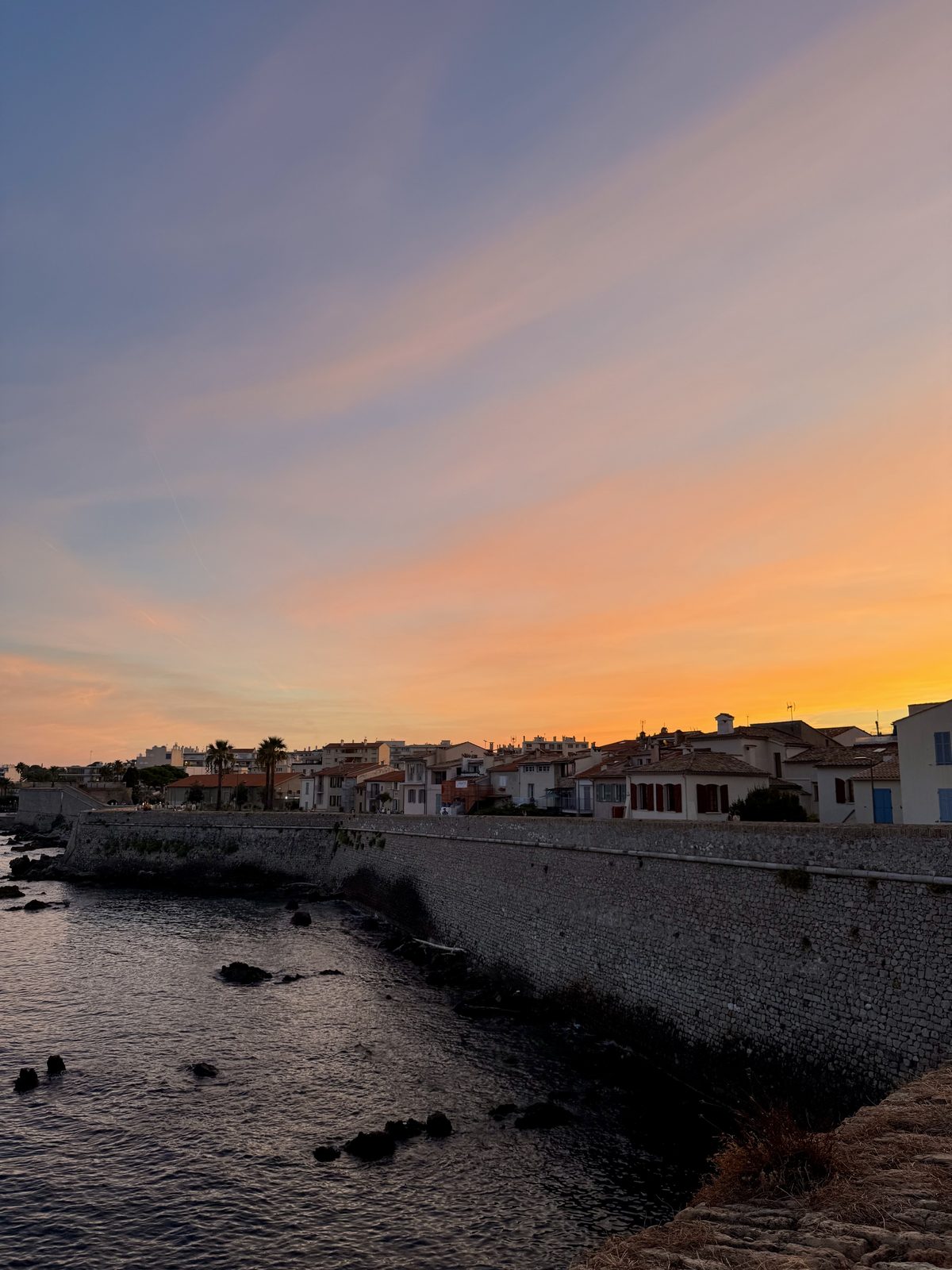 Tramonto sulle mura del centro storico di Antibes affacciate sul mare