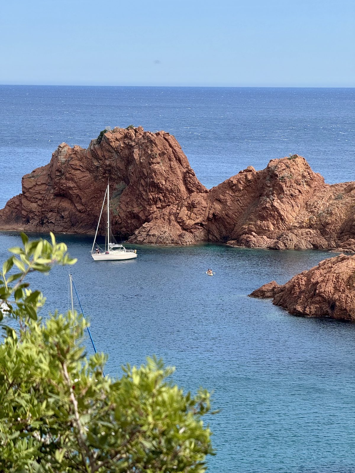 Le rocce rosse a picco sul mare lungo la Corniche d'Or in Costa Azzurra