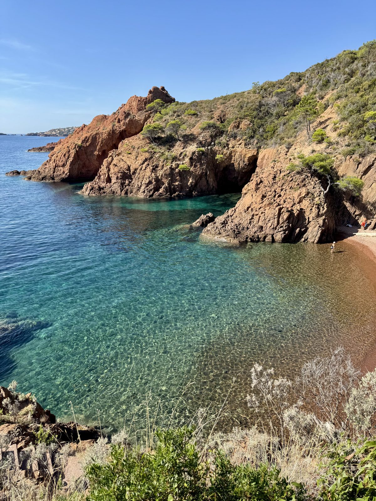 Caletta della Corniche d'Or con le rocce rosse dell'Estérel e l'acqua turchese