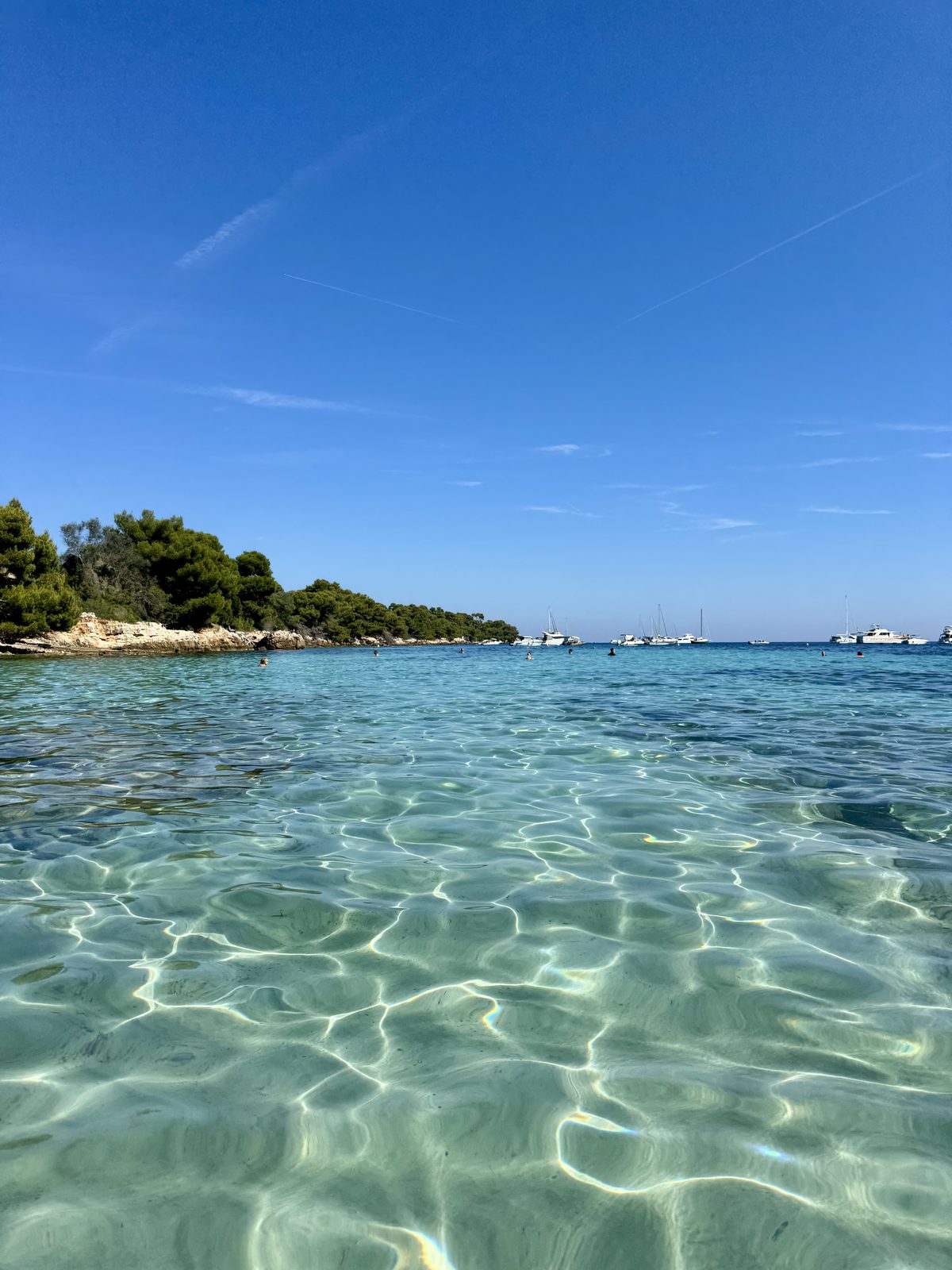 Il mare cristallino delle Isole di Lerino di fronte a Cannes