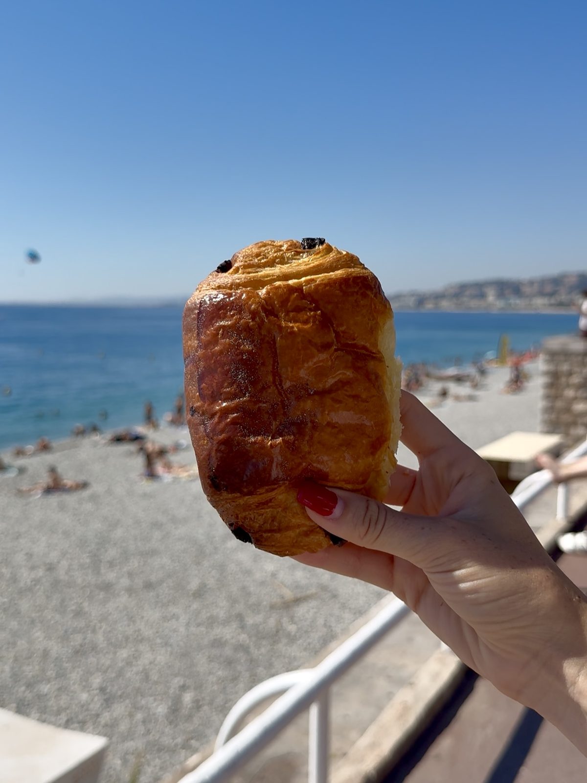 Un pain au chocolat appena sfornato durante il tour delle pasticcerie di Nizza