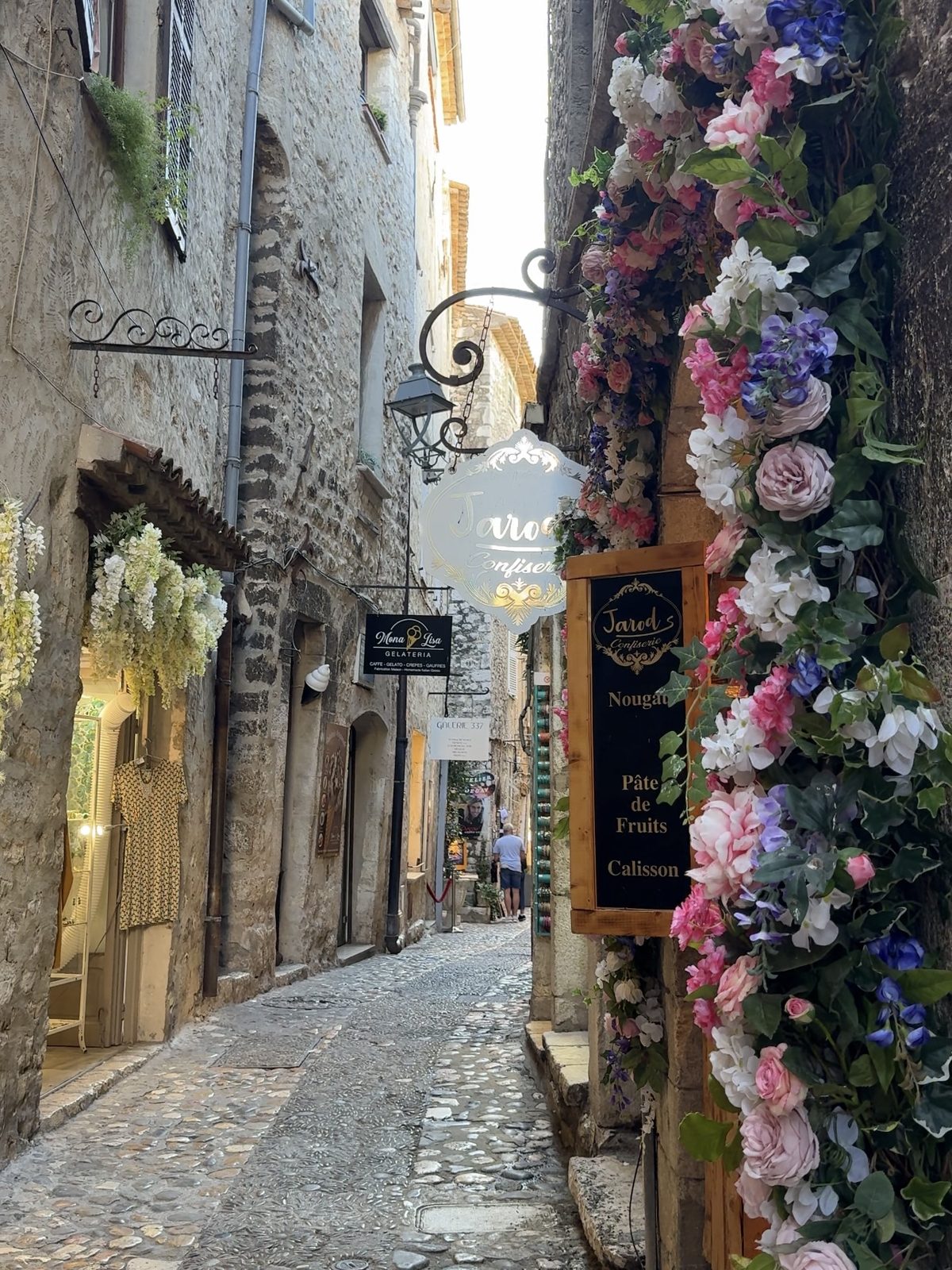 Un vicolo fiorito di Saint-Paul-de-Vence, tra botteghe e gallerie d'arte