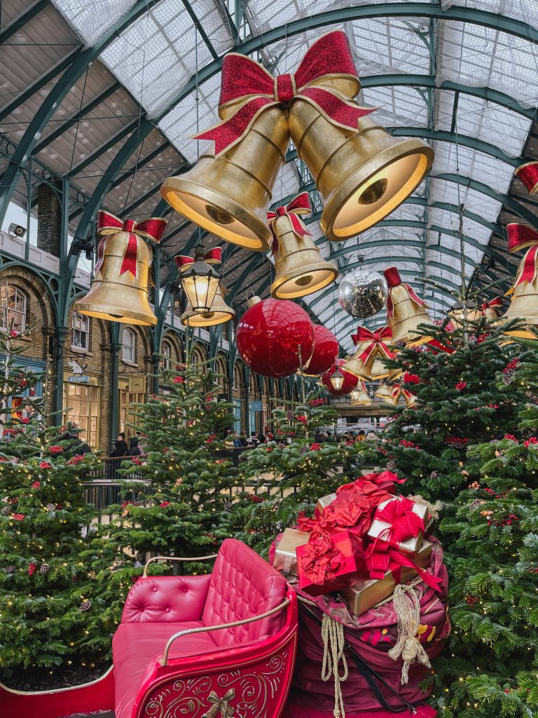 Decorazioni natalizie nel mercato coperto di Covent Garden