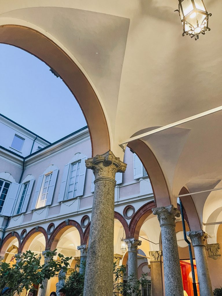 Colonne e portici del cortile cinquecentesco di Palazzo Recalcati