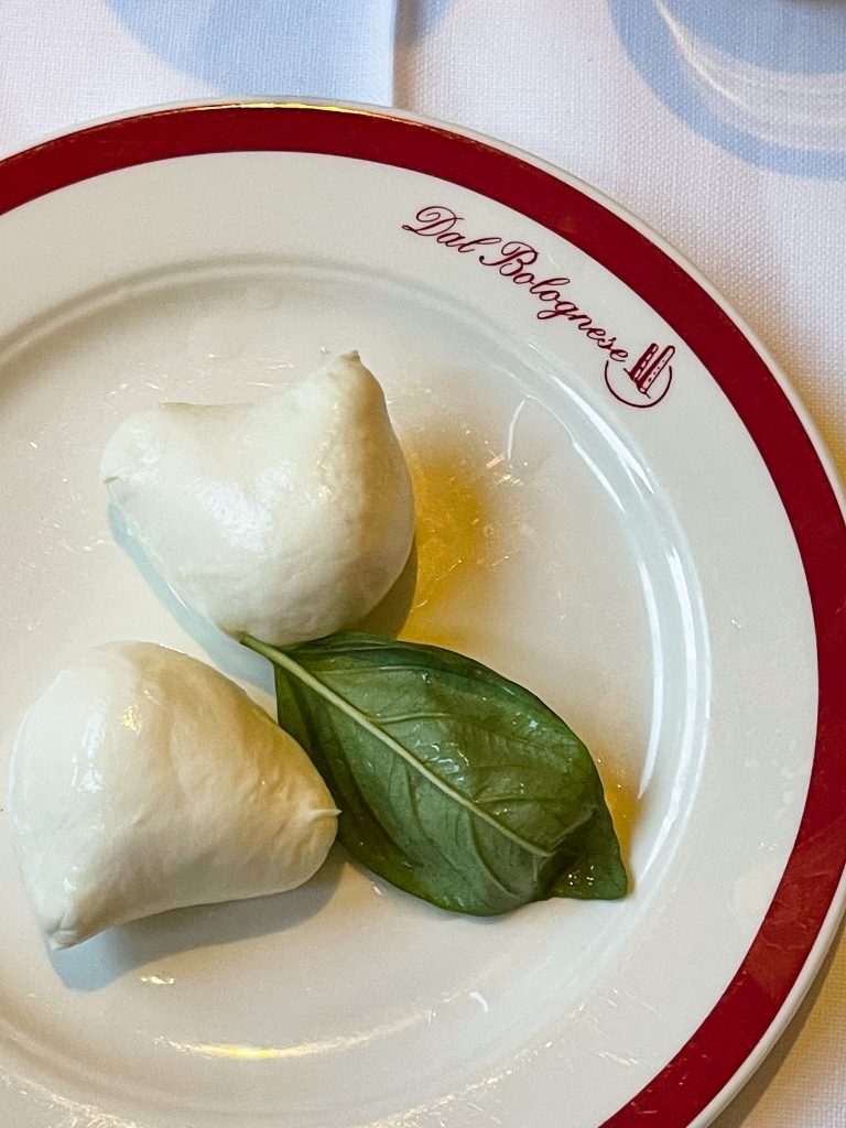 Tagliere di salumi emiliani con burrata e mozzarelle servito al ristorante