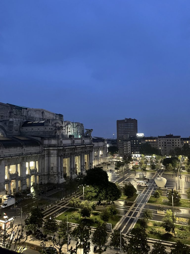 Terrazza Gallia di notte con le luci della Stazione Centrale