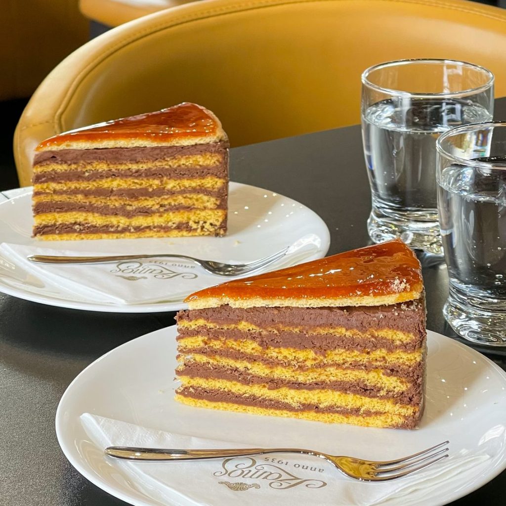 Fetta di torta Dobos, dolce tipico di Budapest