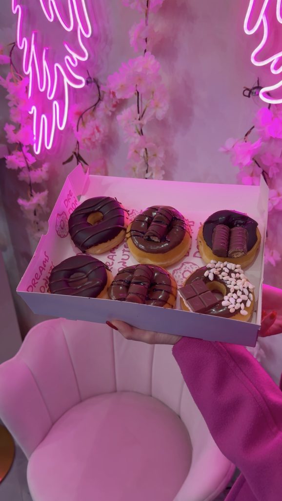 Vetrina di ciambelle colorate da Dreams Donuts Milano