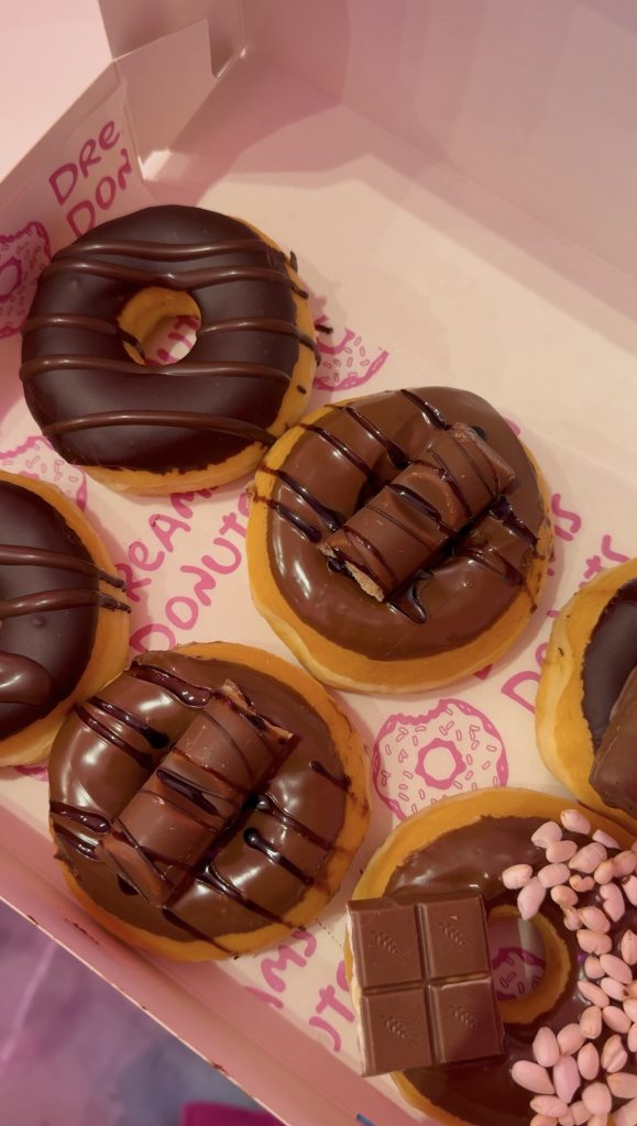 Dettaglio di una ciambella glassata di Dreams Donuts