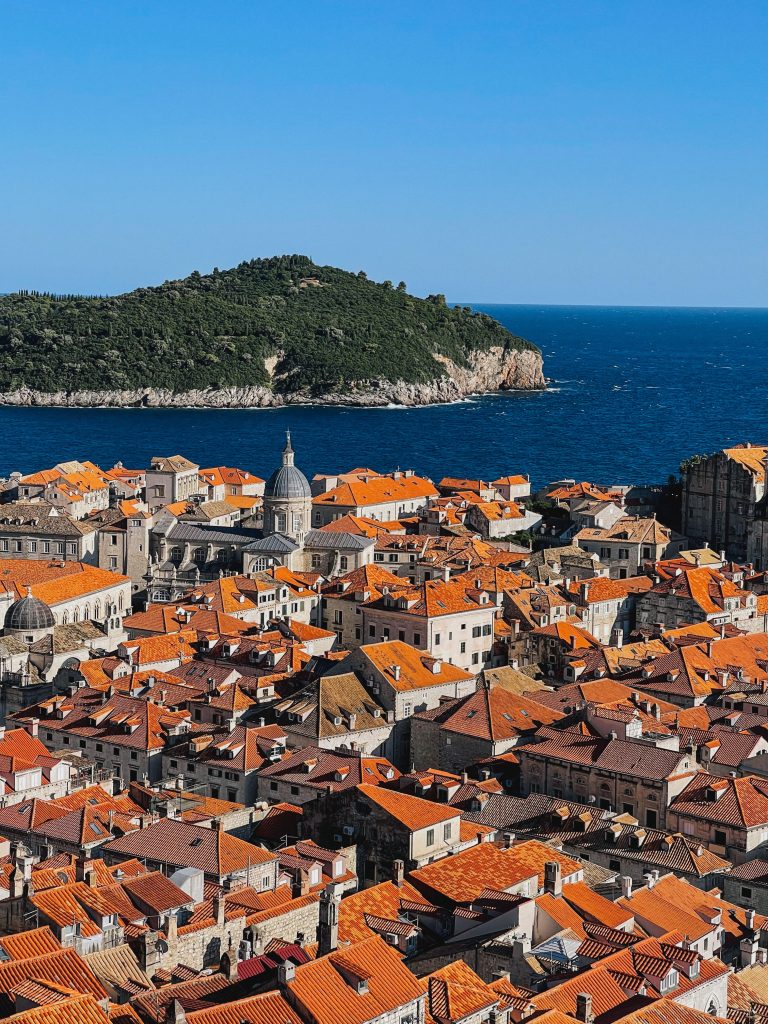 Tetti rossi di Dubrovnik visti dalle mura cittadine