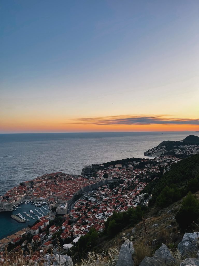 Vista panoramica di Dubrovnik dal Monte Sergio al tramonto