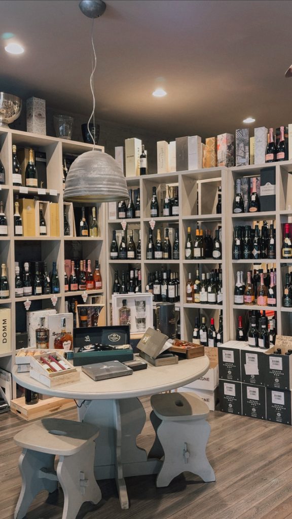 Bottiglie selezionate esposte all'Enoteca al Convegno di Lissone