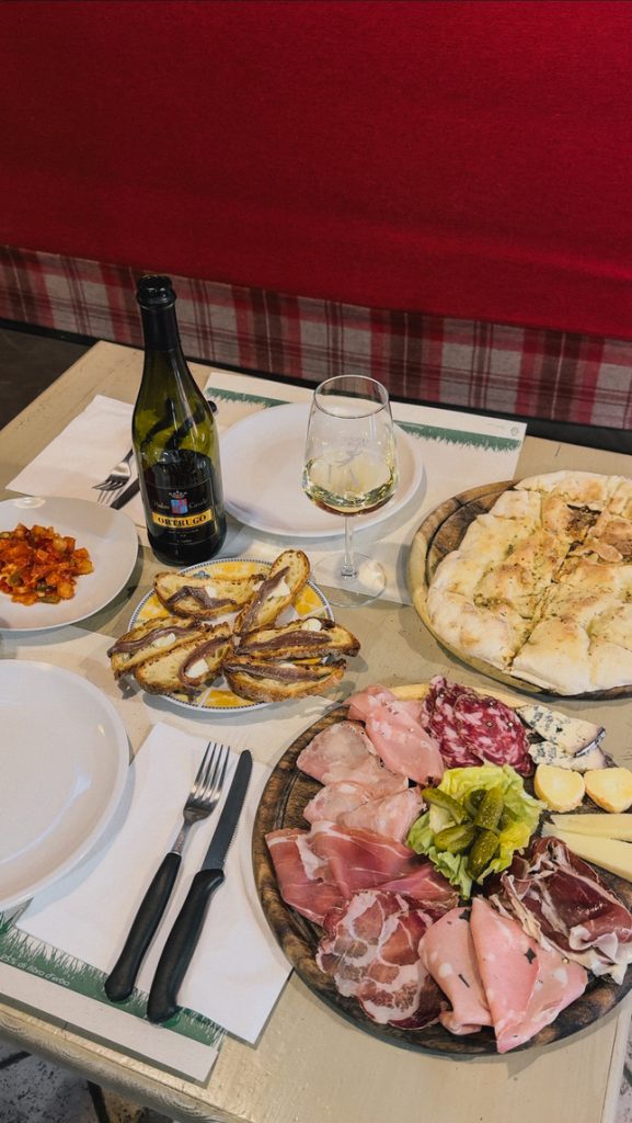 Tagliere di salumi e formaggi dell'aperitivo all'Enoteca al Convegno