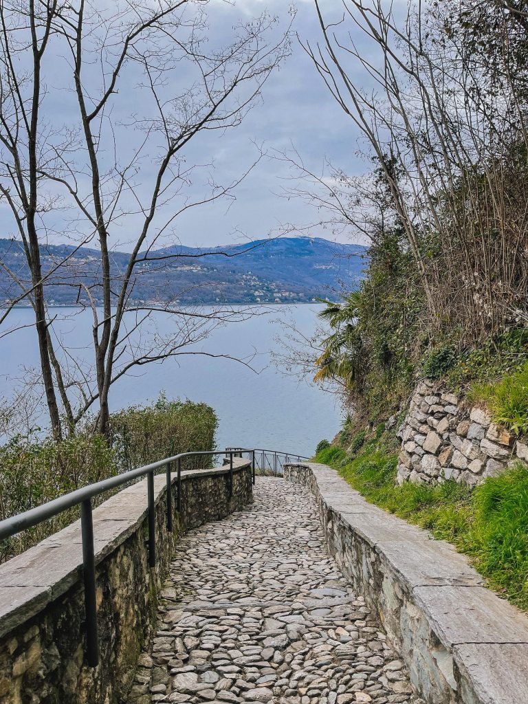 Scalinata panoramica che porta all'Eremo di Santa Caterina