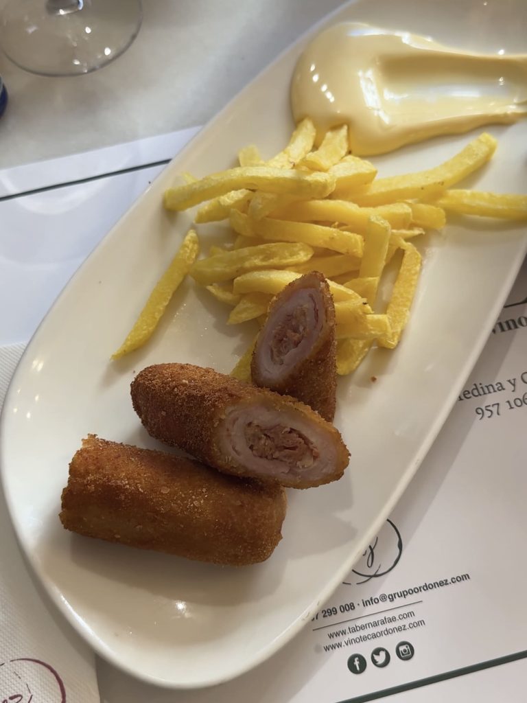 Flamenquín, piatto tipico di Cordoba servito da Taberna Rafaé