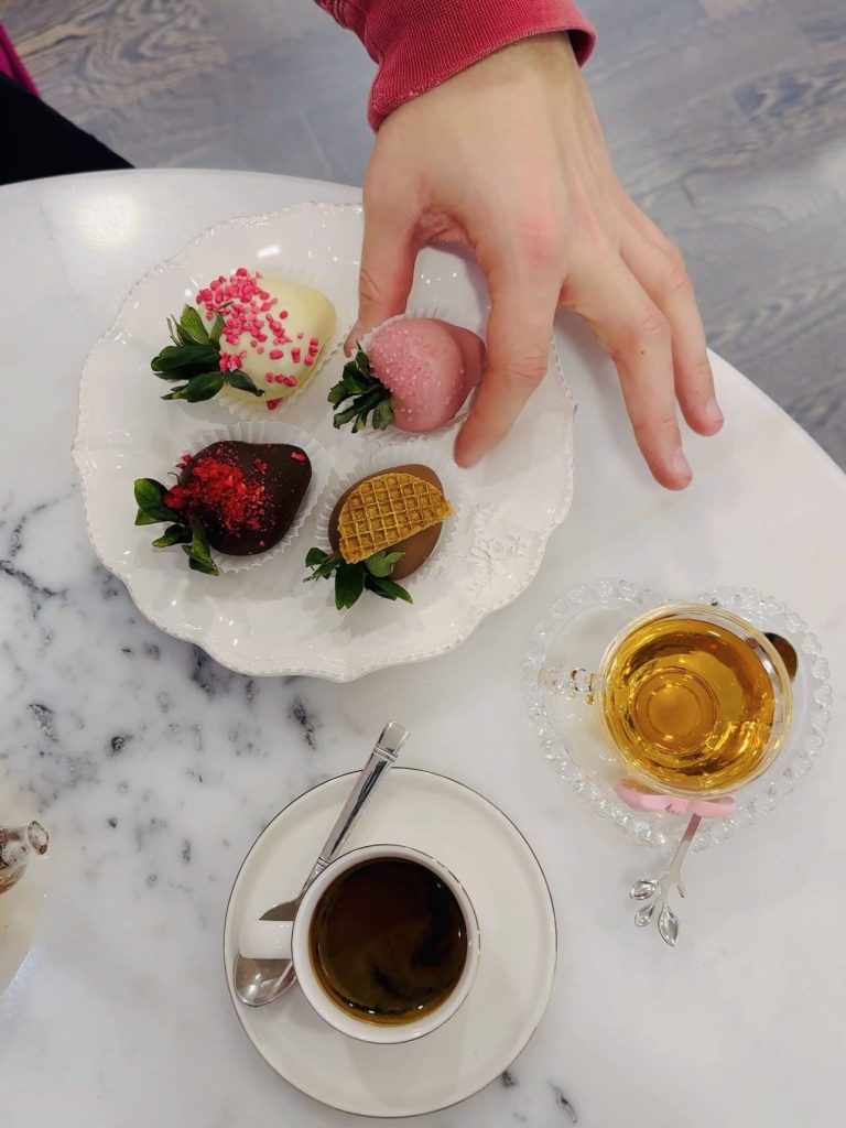 Fragole ricoperte di cioccolato decorate di Polaberry Milano