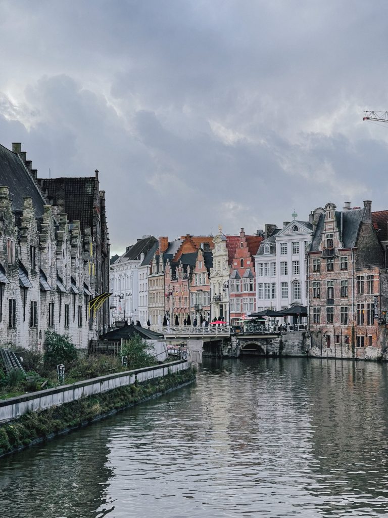 Scorcio del centro storico di Gand con i suoi canali