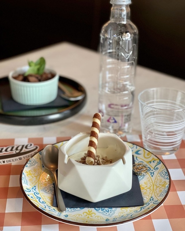 Dolce originale servito in un posacenere al Garage Pub